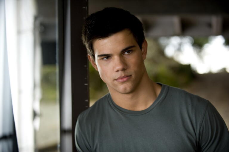 Taylor Lautner Hampir Kehilangan Peran Jacob Setelah Film Twilight Pertama