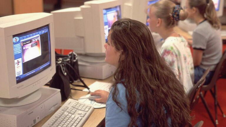 kegiatan sering dilakukan internet dekade 2000