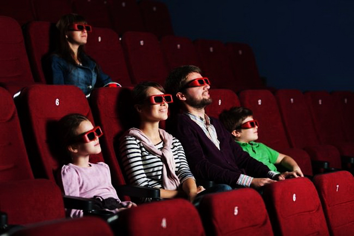Кинотеатр семья билеты. Семья в кинотеатре. Семейный кинозал. Семья отдыхает в кинотеатре.