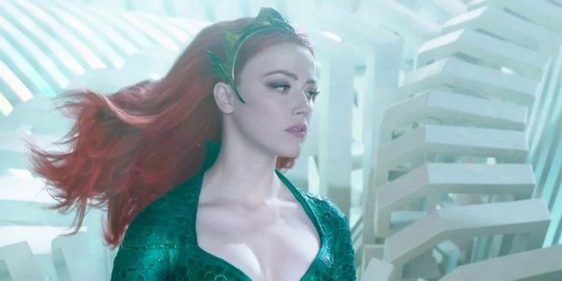 Aquaman Mera Amber Heard Floating Underwater