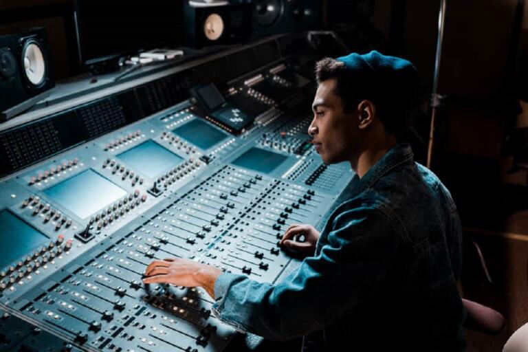 Kurang Diperhatikan, Ini Lho Tugas Sebenarnya Dari Produser Musik 7 Kurang Diperhatikan, Ini Lho Tugas Sebenarnya Dari Produser Musik