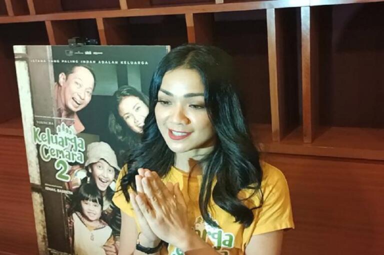 Nirina Zubir dalam acara peluncuran trailer Keluarga Cemara 2 | Celebrities.Id