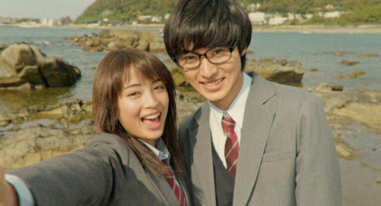 Kento Yamazaki (kiri) dirumorkan akan segera menikah dengan lawan mainnya di flim Your Lie In April, Suzu Hirose (kanan) | C&I Entertainment
