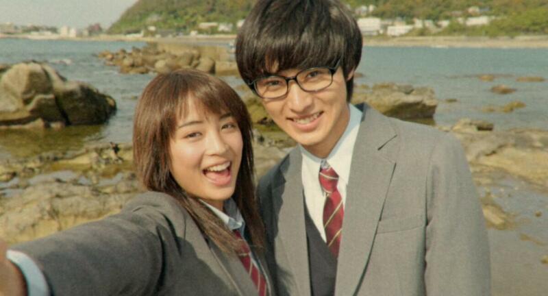 Kento Yamazaki (kiri) dirumorkan akan segera menikah dengan lawan mainnya di flim Your Lie In April, Suzu Hirose (kanan) | C&I Entertainment