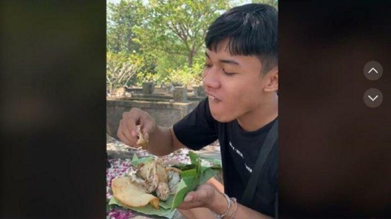 Begini penjelasan video Tiktok orang makan sesajen | Tribun