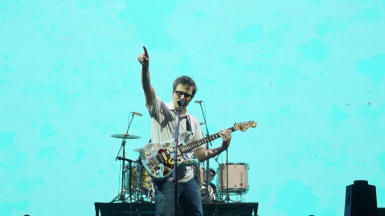 Weezer Membawakan Lagu Anak Sekolah Chrisye di Soundrenaline 2022