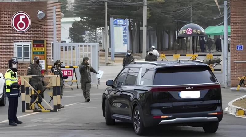 Rombongan mobil yang mengantar Jin menuju kamp militer Korea Selatan | Liputan6