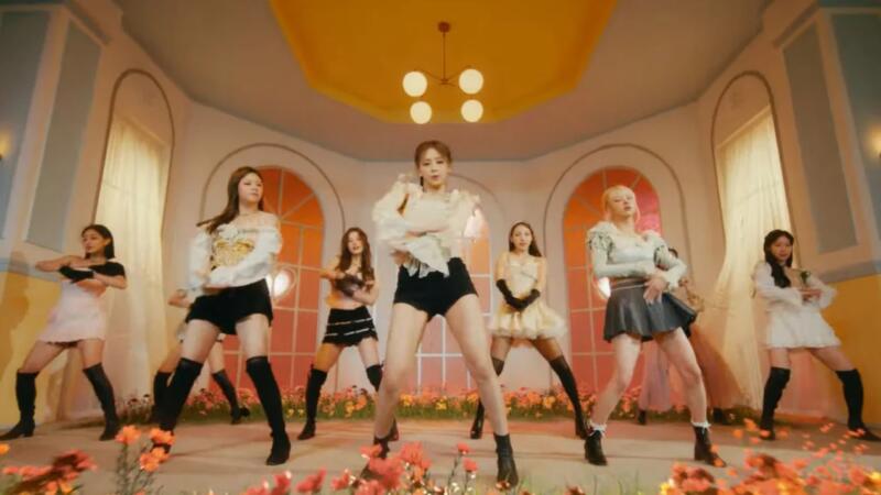 lirik lagu TWICE MOONLIGHT SUNRISE
