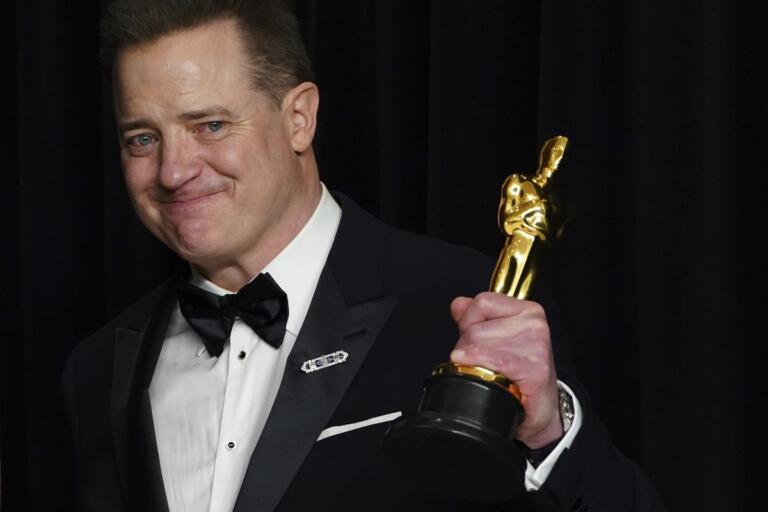 Brendan Fraser berpose sambil memegang piala Best Actor Oscar 2023