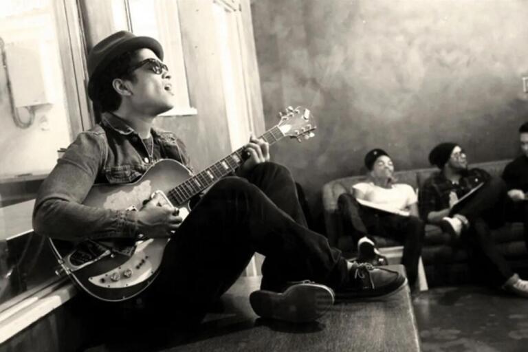 Talking to the Moon, Lirik Lagu Kangen Mantan Bruno Mars 4 Talking to the Moon, Lirik Lagu Kangen Mantan Bruno Mars