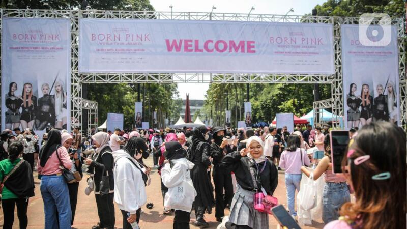 Dokumentasi Suasana Di Luar Venue Konser BLACKPINK Jakarta 2023 | Liputan6.com