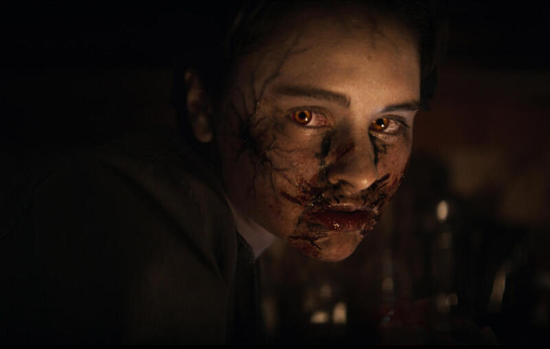 Bridget-memakan-gelas-kaca | adegan mengerikan di Evil Dead Rise