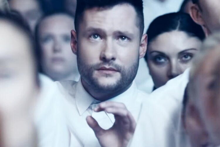 lirik lagu dancing on my own