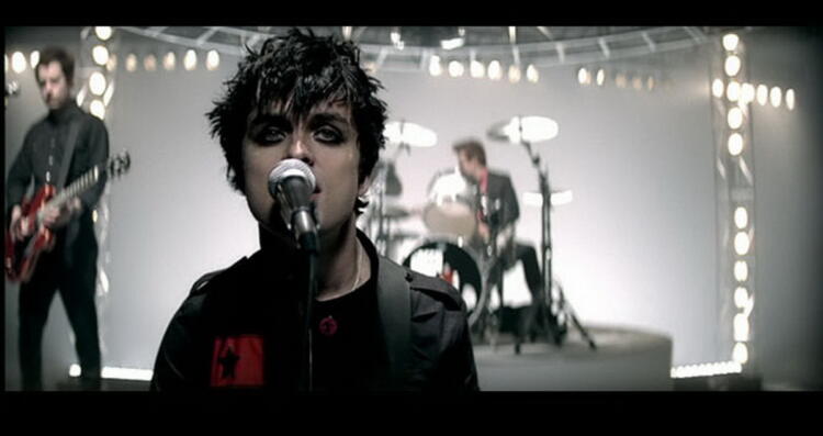 Lirik Lagu Wake Me Up When September Ends