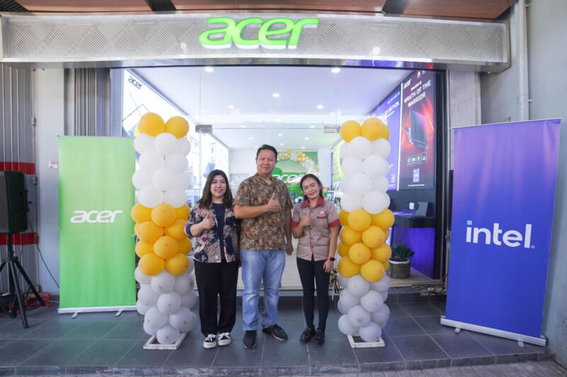 [kiri Ke Kanan] Ibu Yenny Santoso - Branch Manager Area Jawa Timur; Bapak John Kusuma- Store Owner Kharisma; Ibu Lolyta - Branch Manager Kharisma.