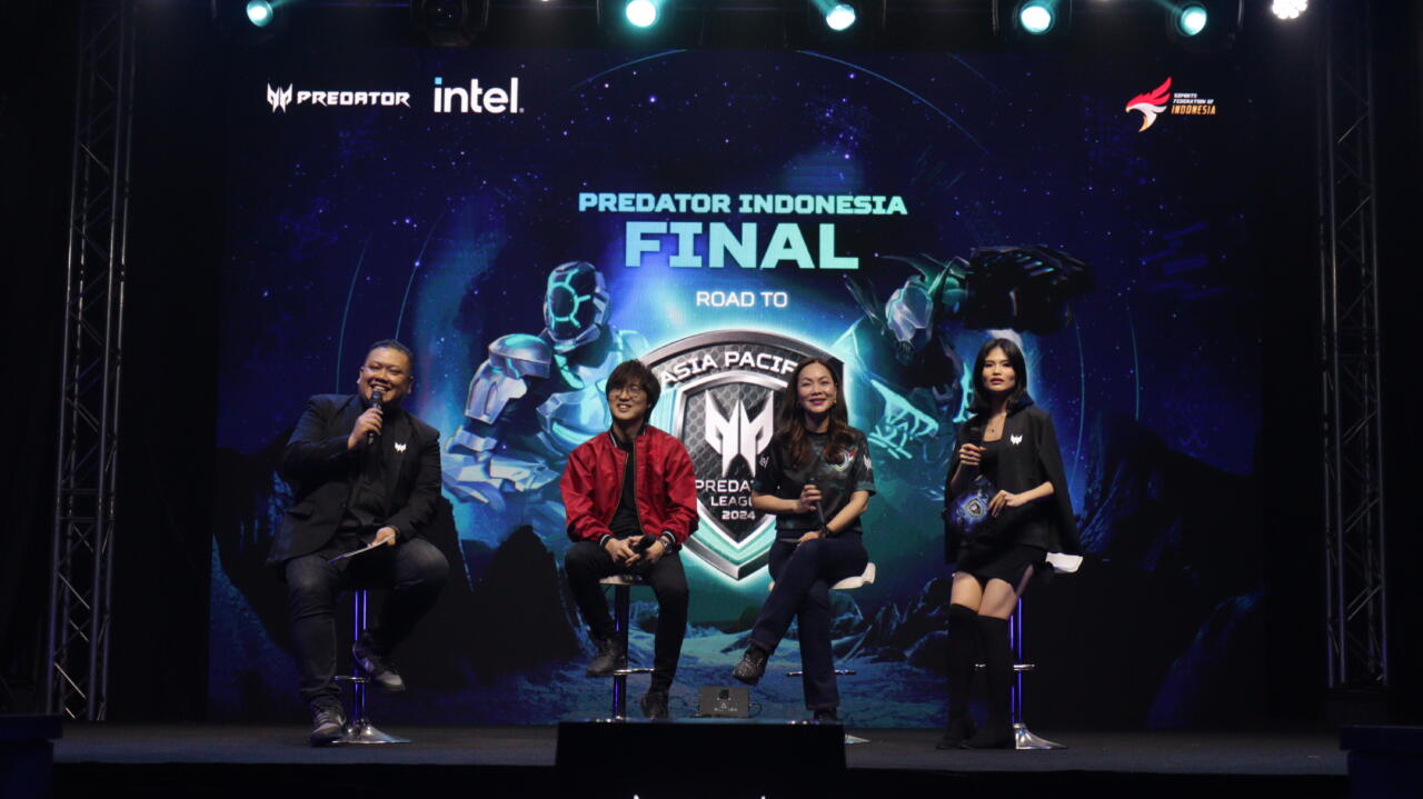 [kiri Ke Kanan] - Host Gerry Eka; Richard Permana, Wakil Kepala Bidang Wasit Dan Pelatih Pengurus Besar Esports Indonesia; Ibu Leny Ng, Chief Operating Officer, Acer Indonesia; Host Abigail