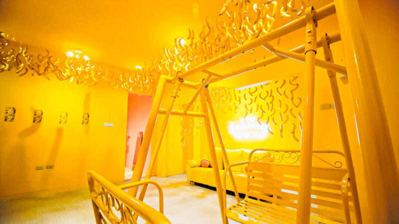 Holeo-yellow-room