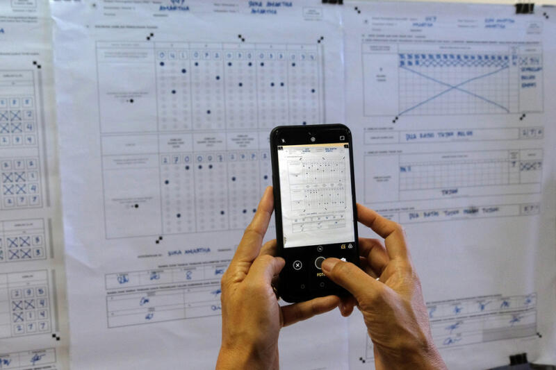 Petugas Memotret Formulir C1 Dalam Simulasi Rekapitulasi Penghitungan Suara Dengan Menggunakan Sistem Informasi Rekapitulasi (sirekap) Di Kantor Kpu Kota Denpasar, Bali, Sabtu (24/10/2020).