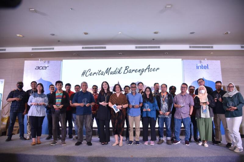 (tengah) Leny Ng, Chief Operating Officer Acer Indonesia; Fransisca Maya, Head Of Marketing Acer Indonesia, Bersama 25 Media Pemenang #ceritamudikbarengacer