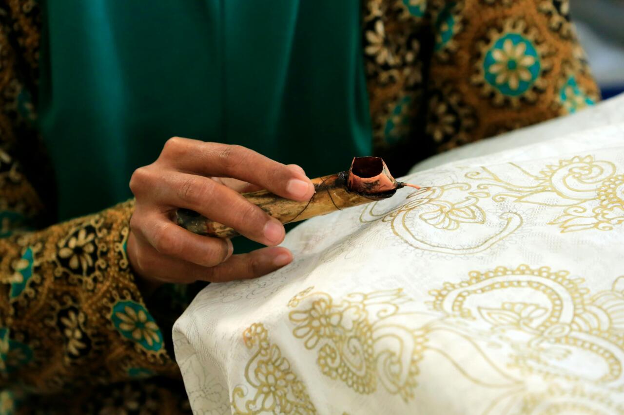 Intip Rekomendasi dan Cara Rawat Baju Batik Lengan Panjang, Pilihan Terbaik untuk Tampil Resmi