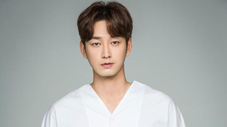 Fakta Lee Hyun Wook, Pemeran Raja Taejong di The Queen Who Crowns 11 Fakta Lee Hyun Wook, Pemeran Raja Taejong di The Queen Who Crowns