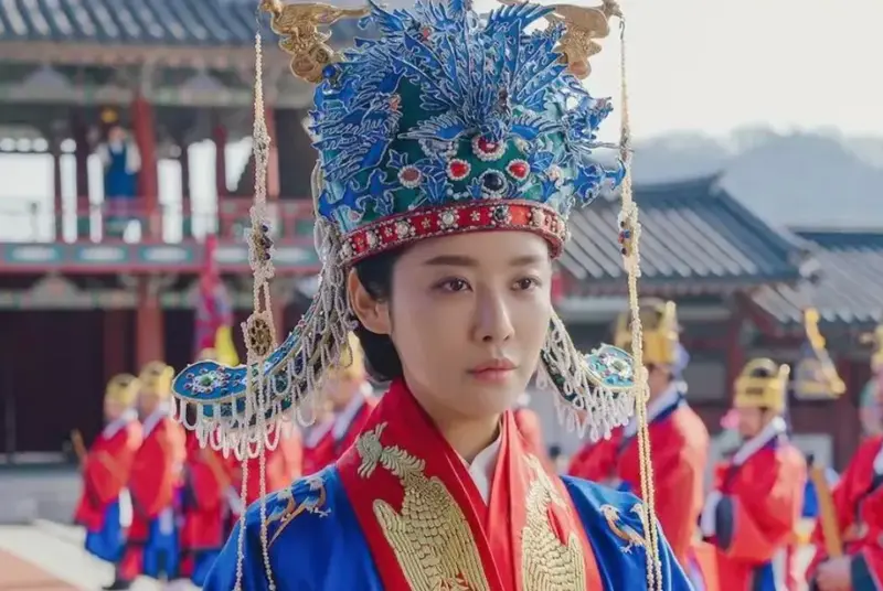 The Queen Who Crowns