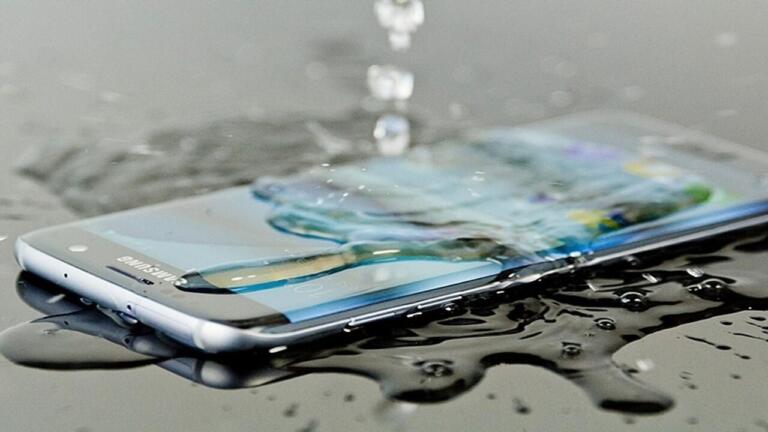 HP Kemasukan Air Akibat Banjir? Begini Cara Mengatasinya! 8 HP Kemasukan Air Akibat Banjir? Begini Cara Mengatasinya!