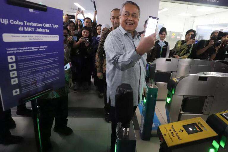 BI Resmi Luncurkan QRIS Tap, Bayar jadi Lebih Gampang 11 BI Resmi Luncurkan QRIS Tap, Bayar jadi Lebih Gampang