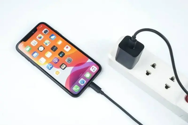 7 Kebiasaan Buruk yang Bisa Merusak iPhone