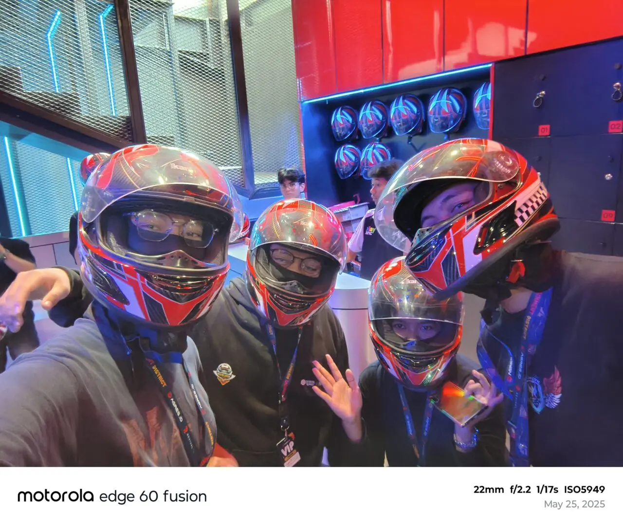 Fitur Group Selfie Kamera Depan Dalam Kondisi Low Light
