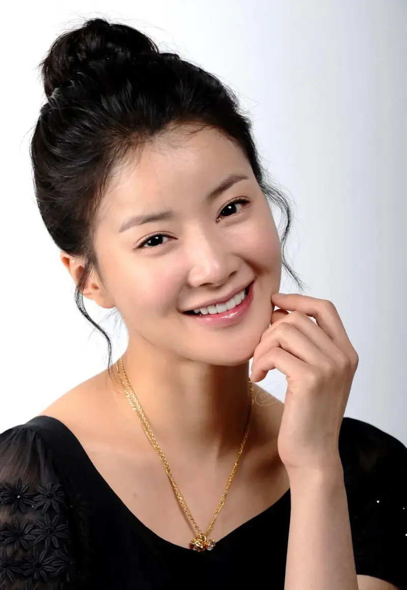 Lee Si Young - Biodata Pemain Salon De Holmes
