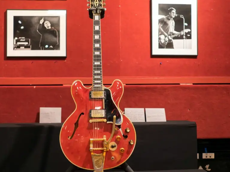 Gitar Noel Gallagher Saksi Bubarnya Oasis, Laku Rp6,4 Miliar