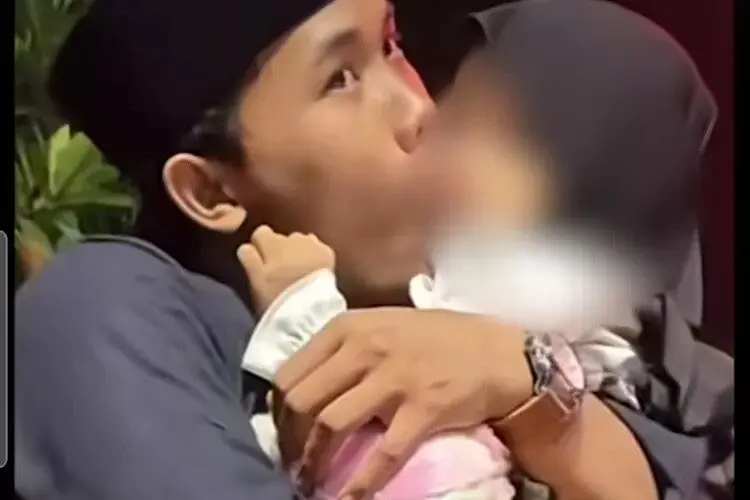 Video Gus Elham Viral Cium (kokop) anak
