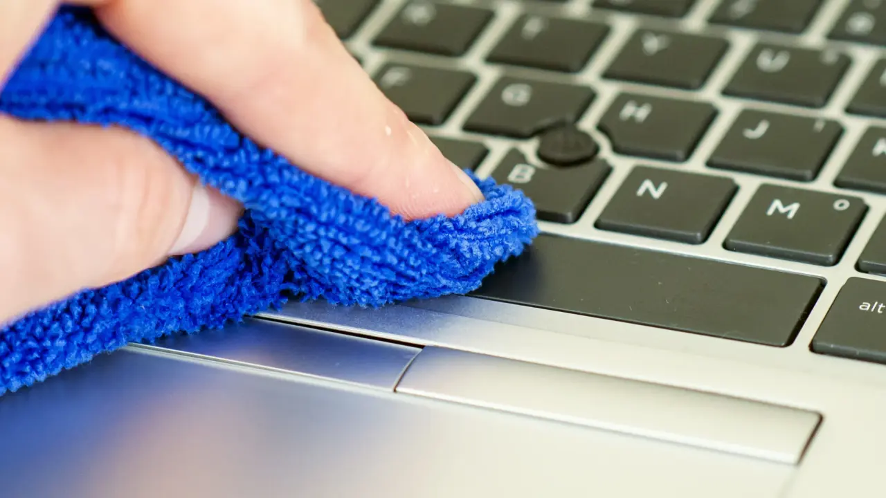 7 Cara Menjaga Kebersihan Trackpad Laptop agar Tetap Responsif 3 7 Cara Menjaga Kebersihan Trackpad Laptop agar Tetap Responsif