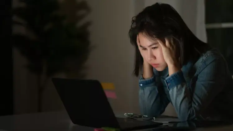 Bahaya Menatap Layar Terlalu Lama: Kenali Tanda-Tanda Mata Lelah Sebelum Jadi Kerusakan Permanen!