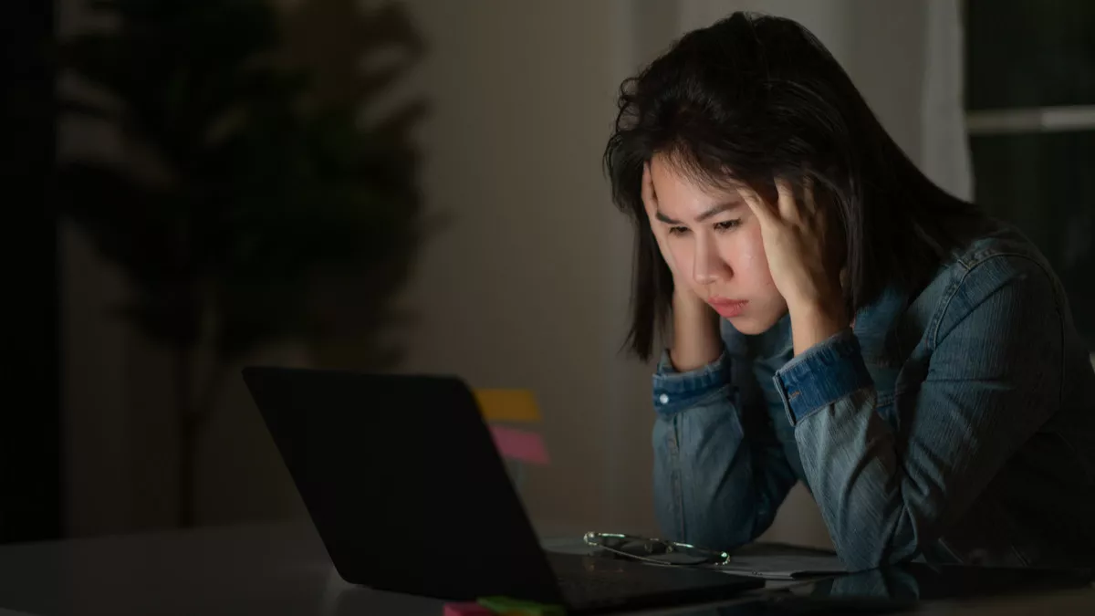 Sering Sakit Kepala Saat Kerja? Waspada Computer Vision Syndrome
