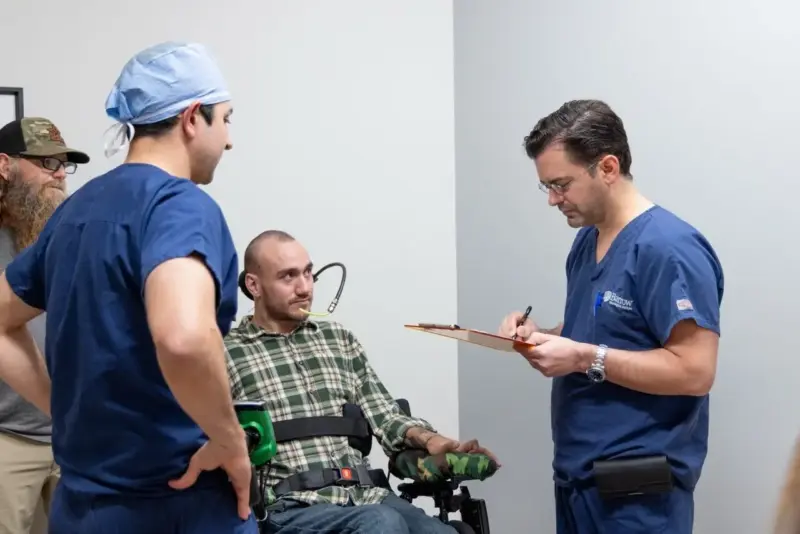 Elon Musk saat memberikan pengumuman terkait rencana produksi massal teknologi antarmuka otak-komputer Neuralink