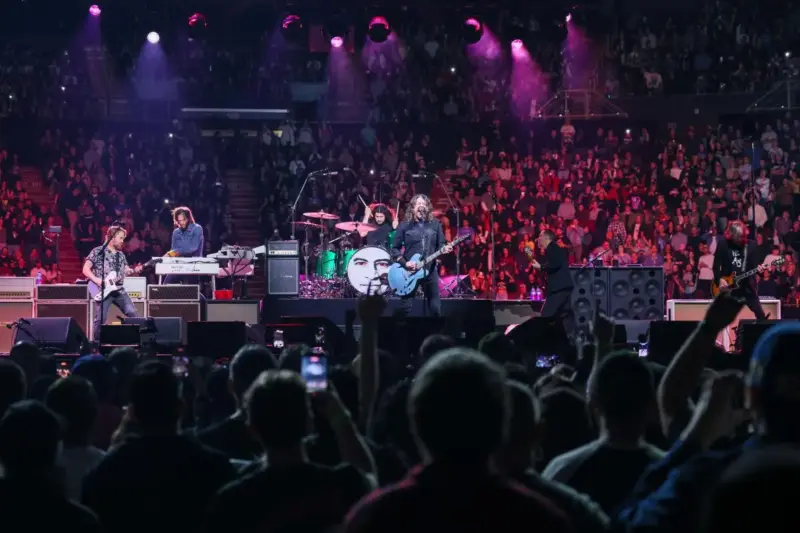 Konser Amal Foo Fighters/Los Angeles Times