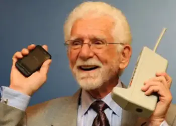 Sejarah Penemuan Handphone Pertama di Dunia