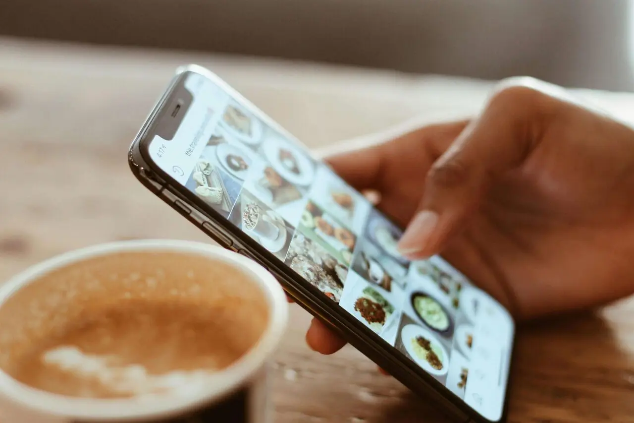 Mengapa Scrolling Media Sosial Bikin Otak Lelah? Ini Penjelasannya!
