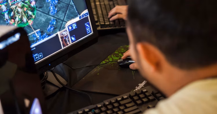 Temukan manfaat bermain video game untuk otak menurut riset terbaru! Simak bagaimana game strategi dan kesehatan kognitif berhubungan, serta efek StarCraft II pada otak yang bikin awet muda.