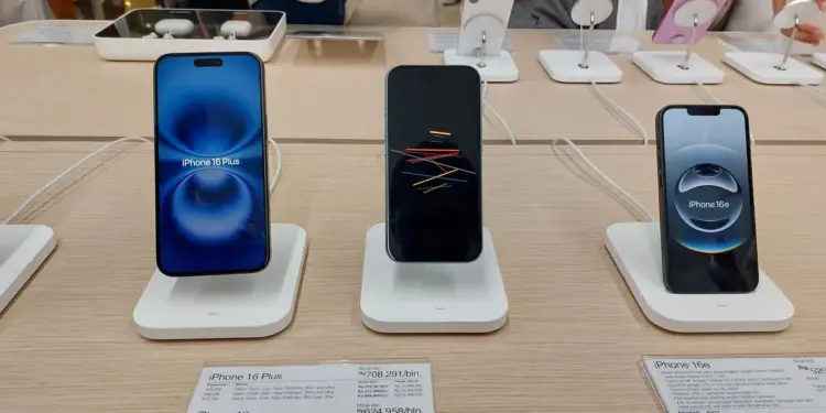 10 HP Terlaris di Dunia 2025, Apple & Samsung Kuasai Pasar!