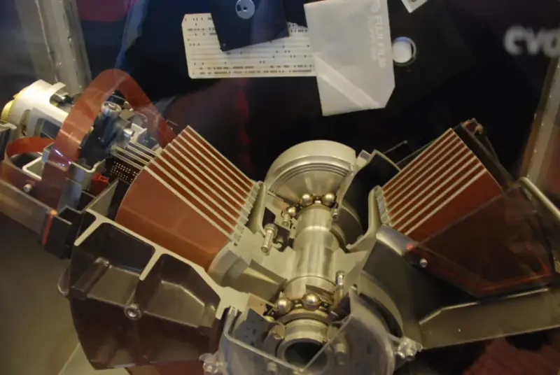 Hard Disk 1 GB Pertama di Dunia Ini Beratnya 29 Kg, Harganya Rp2 Miliar! 2 Sejarah Hard Disk 1 GB Pertama di Dunia, IBM 3380 DASD Storage jadul