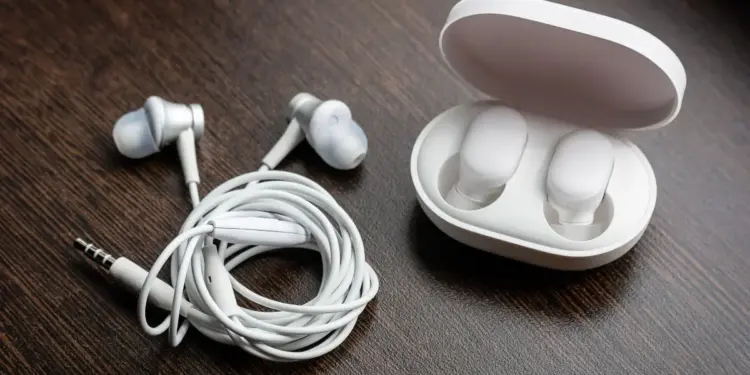 Perbandingan kelebihan earphone kabel vs TWS