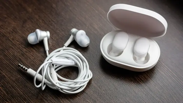 Perbandingan kelebihan earphone kabel vs TWS