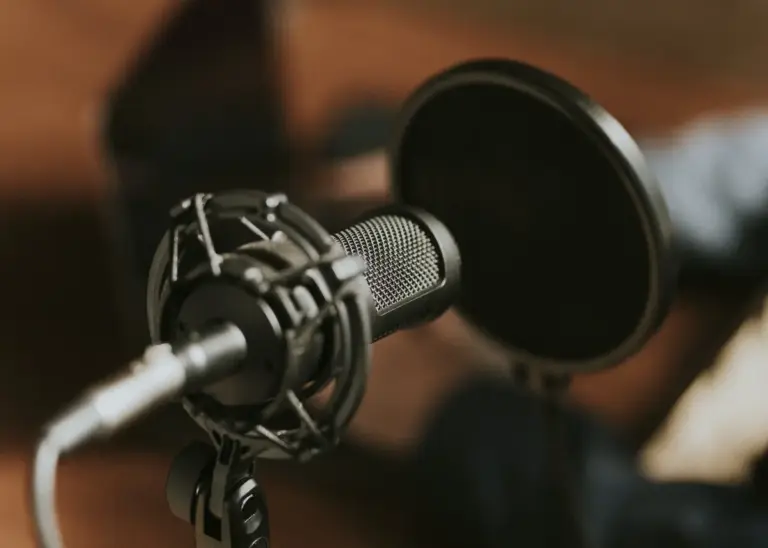 Tips dan Aplikasi untuk Voice Over Seperti Profesional