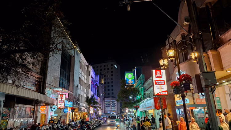 Hasil potret malam hari dari kamera Galaxy A37 5G