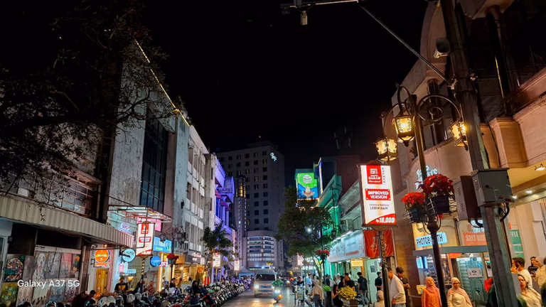 Hasil potret malam hari dari kamera Galaxy A37 5G