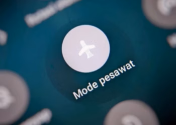 Mematikan fitur GPS HP secara manual agar sistem mode pesawat melacak lokasi tidak berfungsi.