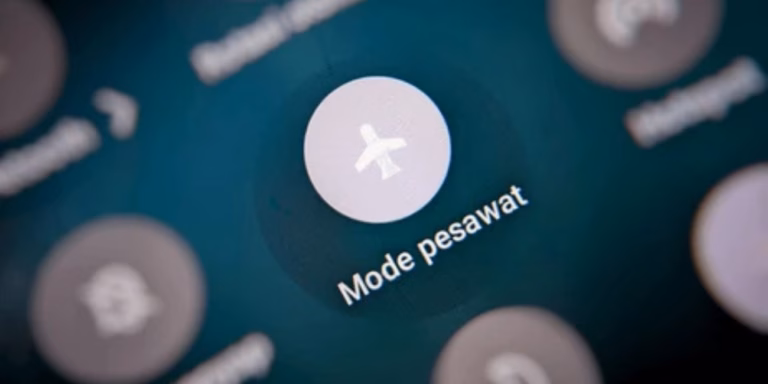 Mematikan fitur GPS HP secara manual agar sistem mode pesawat melacak lokasi tidak berfungsi.